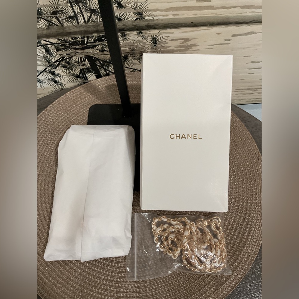 🚨SALE- Coco Crush White Quilted Phone Holder with Chain GWP - Picture 8 of 9